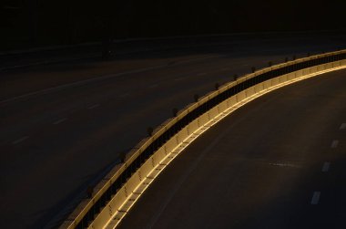 Kyiv, Ukrayna. şehir atmosferi konsepti, gün batımında yol manzarası