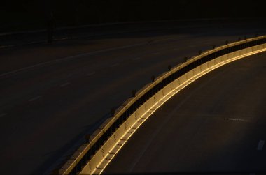 Kyiv, Ukrayna. şehir atmosferi konsepti, gün batımında yol manzarası