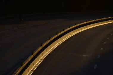 Kyiv, Ukrayna. şehir atmosferi konsepti, gün batımında yol manzarası