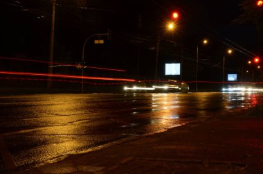 Kyiv, Ukrayna. şehir atmosferi konsepti, gece yol manzarası