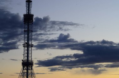 Kyiv, Ukrayna. Metal kule, radyo ve televizyon yayını için boru