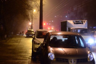 Kyiv, Ukrayna. şehir atmosferi konsepti, şehir sokakları gece manzarası