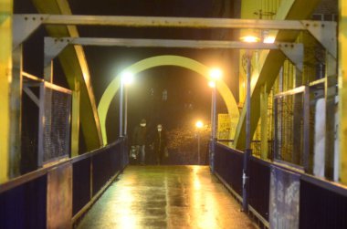 Şehir köprüsünün gece manzarası