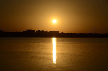 Gölün üzerinde güzel bir gün batımı