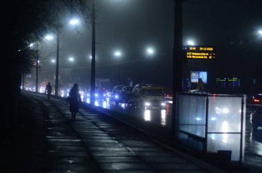 Kyiv, Ukrayna. şehir atmosferi konsepti, şehir sokakları gece manzarası