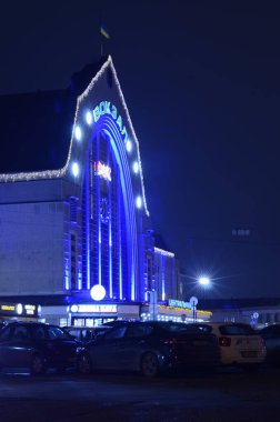 Kyiv, Ukrayna. şehir atmosferi konsepti, merkez tren istasyonu manzarası gece