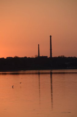 Gölün üzerinde güzel bir gün batımı