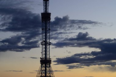 Kyiv, Ukrayna. Metal kule, radyo ve televizyon yayını için boru