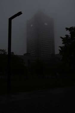 Kyiv, Ukrayna. şehir konsepti, şehir görünümünde sis 