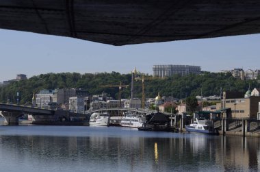 Kyiv, Ukrayna. şehir atmosferi konsepti, şehir sokakları, sanayi manzarası