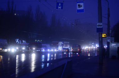 Kyiv, Ukrayna. şehir atmosferi konsepti, şehir sokakları gece manzarası