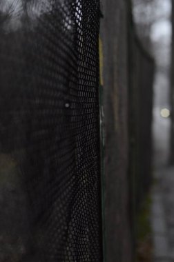 Sokaktaki metal tel örgülerin manzarası