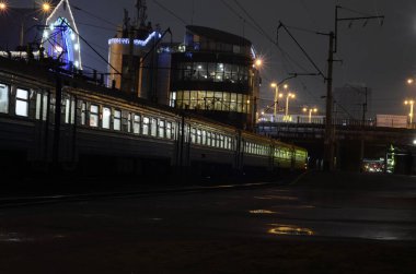 Kyiv, Ukrayna. şehir atmosferi konsepti, merkez tren istasyonu manzarası gece