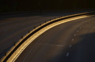 Kyiv, Ukrayna. şehir atmosferi konsepti, gün batımında yol manzarası