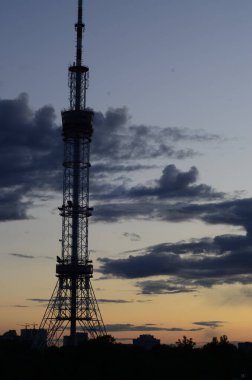 Kyiv, Ukrayna. Metal kule, radyo ve televizyon yayını için boru