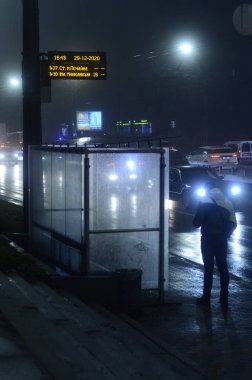 Kyiv, Ukrayna. şehir atmosferi konsepti, şehir sokakları gece manzarası