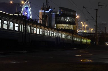 Kyiv, Ukrayna. şehir atmosferi konsepti, merkez tren istasyonu manzarası gece