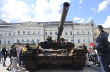 Kyiv, Ukrayna - Mayıs 2022: Ukrayna 'nın başkenti Kyiv' deki Mykhailivska Meydanı 'ndaki sergide Rus zırhlı araçları imha edildi