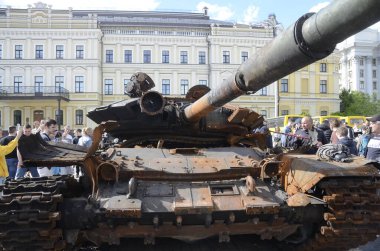 Kyiv, Ukrayna - Mayıs 2022: Ukrayna 'nın başkenti Kyiv' deki Mykhailivska Meydanı 'ndaki sergide Rus zırhlı araçları imha edildi