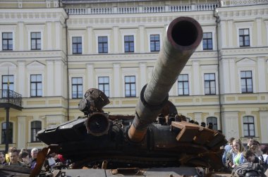 Kyiv, Ukrayna - Mayıs 2022: Ukrayna 'nın başkenti Kyiv' deki Mykhailivska Meydanı 'ndaki sergide Rus zırhlı araçları imha edildi