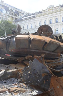 Kyiv, Ukrayna - Mayıs 2022: Ukrayna 'nın başkenti Kyiv' deki Mykhailivska Meydanı 'ndaki sergide Rus zırhlı araçları imha edildi