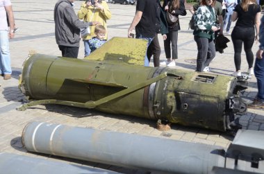 Kyiv, Ukrayna - Mayıs 2022: Ukrayna 'nın başkenti Kyiv' deki Mykhailivska Meydanı 'ndaki sergide Rus zırhlı araçları imha edildi