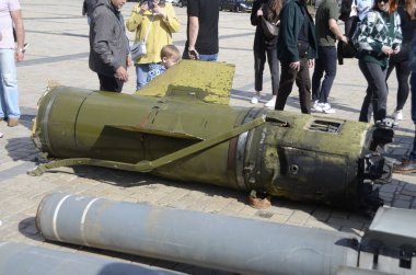 Kyiv, Ukrayna - Mayıs 2022: Ukrayna 'nın başkenti Kyiv' deki Mykhailivska Meydanı 'ndaki sergide Rus zırhlı araçları imha edildi