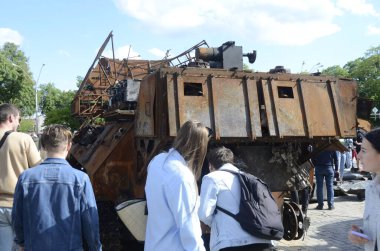 Kyiv, Ukrayna - Mayıs 2022: Ukrayna 'nın başkenti Kyiv' deki Mykhailivska Meydanı 'ndaki sergide Rus zırhlı araçları imha edildi