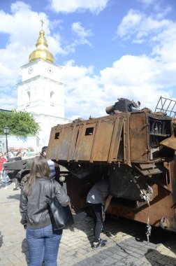 Kyiv, Ukrayna - Mayıs 2022: Ukrayna 'nın başkenti Kyiv' deki Mykhailivska Meydanı 'ndaki sergide Rus zırhlı araçları imha edildi