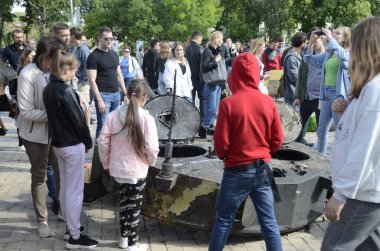 Kyiv, Ukrayna - Mayıs 2022: Ukrayna 'nın başkenti Kyiv' deki Mykhailivska Meydanı 'ndaki sergide Rus zırhlı araçları imha edildi