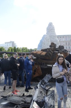Kyiv, Ukrayna - Mayıs 2022: Ukrayna 'nın başkenti Kyiv' deki Mykhailivska Meydanı 'ndaki sergide Rus zırhlı araçları imha edildi