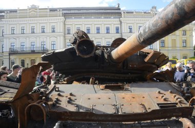 Kyiv, Ukrayna - Mayıs 2022: Ukrayna 'nın başkenti Kyiv' deki Mykhailivska Meydanı 'ndaki sergide Rus zırhlı araçları imha edildi