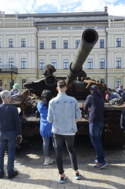 Kyiv, Ukrayna - Mayıs 2022: Ukrayna 'nın başkenti Kyiv' deki Mykhailivska Meydanı 'ndaki sergide Rus zırhlı araçları imha edildi