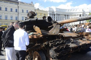 Kyiv, Ukrayna - Mayıs 2022: Ukrayna 'nın başkenti Kyiv' deki Mykhailivska Meydanı 'ndaki sergide Rus zırhlı araçları imha edildi