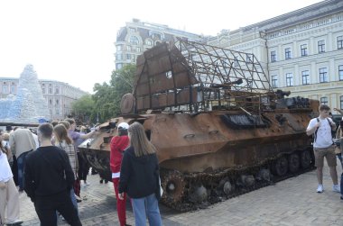 Kyiv, Ukrayna - Mayıs 2022: Ukrayna 'nın başkenti Kyiv' deki Mykhailivska Meydanı 'ndaki sergide Rus zırhlı araçları imha edildi