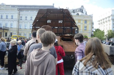 Kyiv, Ukrayna - Mayıs 2022: Ukrayna 'nın başkenti Kyiv' deki Mykhailivska Meydanı 'ndaki sergide Rus zırhlı araçları imha edildi