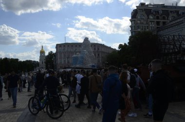 Kyiv, Ukrayna - Mayıs 2022: Ukrayna 'nın başkenti Kyiv' deki Mykhailivska Meydanı 'ndaki sergide Rus zırhlı araçları imha edildi