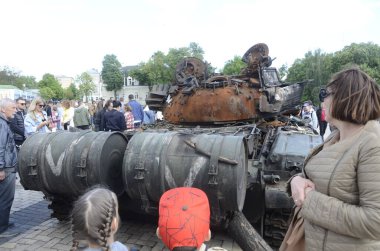 Kyiv, Ukrayna - Mayıs 2022: Ukrayna 'nın başkenti Kyiv' deki Mykhailivska Meydanı 'ndaki sergide Rus zırhlı araçları imha edildi