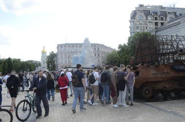 Kyiv, Ukrayna - Mayıs 2022: Ukrayna 'nın başkenti Kyiv' deki Mykhailivska Meydanı 'ndaki sergide Rus zırhlı araçları imha edildi