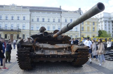 Kyiv, Ukrayna - Mayıs 2022: Ukrayna 'nın başkenti Kyiv' deki Mykhailivska Meydanı 'ndaki sergide Rus zırhlı araçları imha edildi