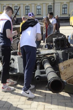 Kyiv, Ukrayna - Mayıs 2022: Ukrayna 'nın başkenti Kyiv' deki Mykhailivska Meydanı 'ndaki sergide Rus zırhlı araçları imha edildi