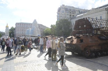Kyiv, Ukrayna - Mayıs 2022: Ukrayna 'nın başkenti Kyiv' deki Mykhailivska Meydanı 'ndaki sergide Rus zırhlı araçları imha edildi