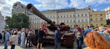 Kyiv, Ukrayna - Mayıs 2022: Ukrayna 'nın başkenti Kyiv' deki Mykhailivska Meydanı 'ndaki sergide Rus zırhlı araçları imha edildi