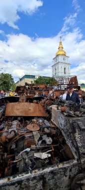 Kyiv, Ukrayna - Mayıs 2022: Ukrayna 'nın başkenti Kyiv' deki Mykhailivska Meydanı 'ndaki sergide Rus zırhlı araçları imha edildi