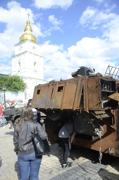 Kyiv, Ukrayna - Mayıs 2022: Ukrayna 'nın başkenti Kyiv' deki Mykhailivska Meydanı 'ndaki sergide Rus zırhlı araçları imha edildi