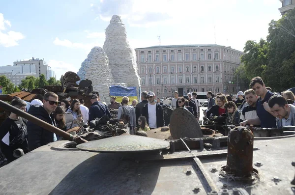 Kyiv, Ukrayna - Mayıs 2022: Ukrayna 'nın başkenti Kyiv' deki Mykhailivska Meydanı 'ndaki sergide Rus zırhlı araçları imha edildi