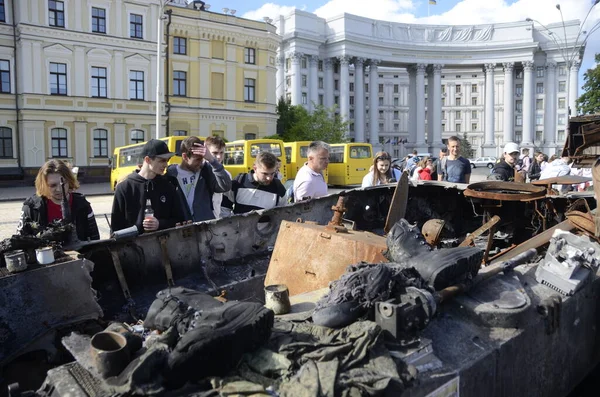 Kyiv, Ukrayna - Mayıs 2022: Ukrayna 'nın başkenti Kyiv' deki Mykhailivska Meydanı 'ndaki sergide Rus zırhlı araçları imha edildi
