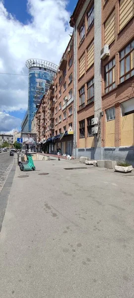 2022年5月俄罗斯军队火箭轰炸乌克兰基辅Lukyanivska地铁站附近建筑物的后果 — 图库照片