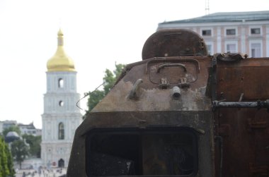 Kyiv, Ukrayna - Mayıs 2022: Ukrayna 'nın başkenti Kyiv' deki Mykhailivska Meydanı 'ndaki sergide Rus zırhlı araçları imha edildi