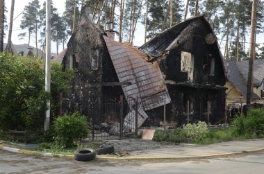 Ukrayna 'da savaş. Rus ordusunun saldırısından sonra Kyiv bölgesinde yıkılan binalar. Rus işgalinin Ukrayna 'daki sonuçları. Kyiv bölgesi, Ukrayna, Haziran 2022